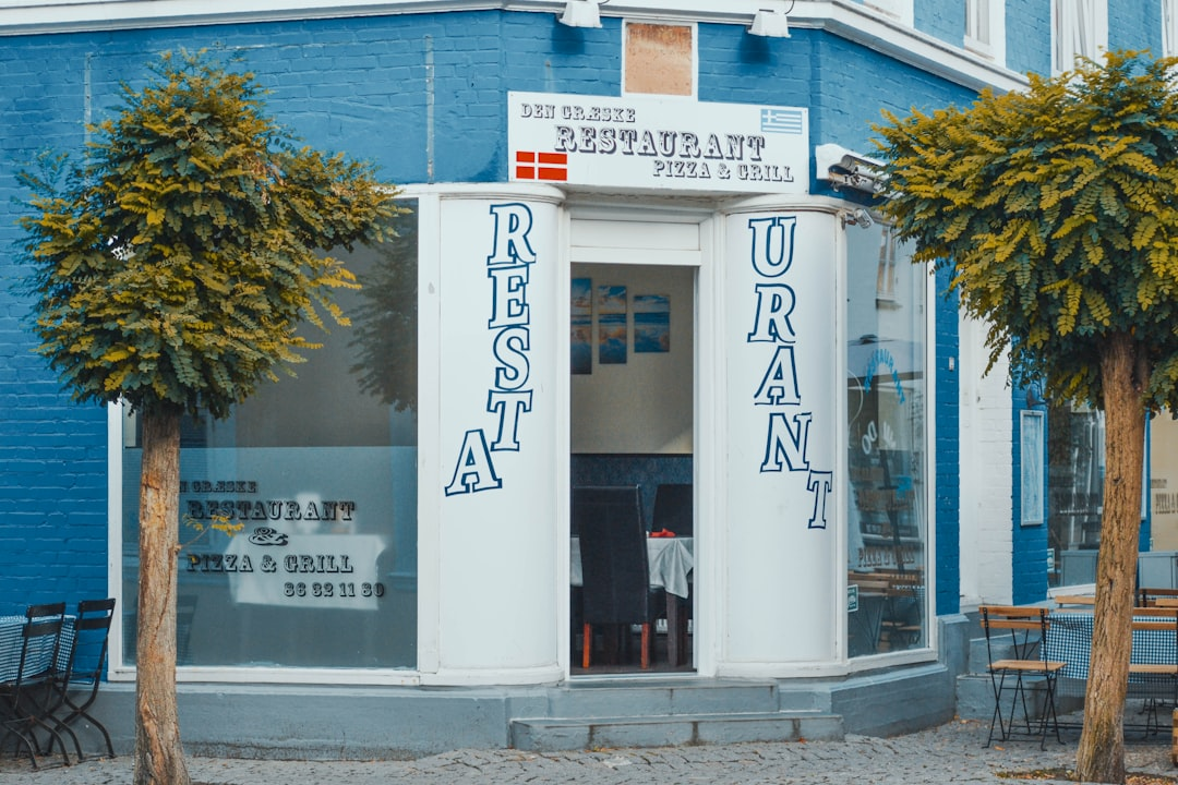 Interior de salón de belleza elegante con detalles florales